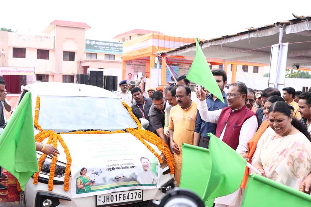 ड्रोन पायलट प्रशिक्षण हेतु महिला कृषकों का दल जशपुर से रायपुर रवाना