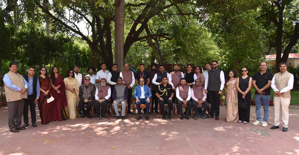 राज्यपाल  रमेन डेका से आज रोटरी क्लब ग्रेटर रायपुर के सदस्यों ने लोक भवन में सौजन्य मुलाकात एवं चर्