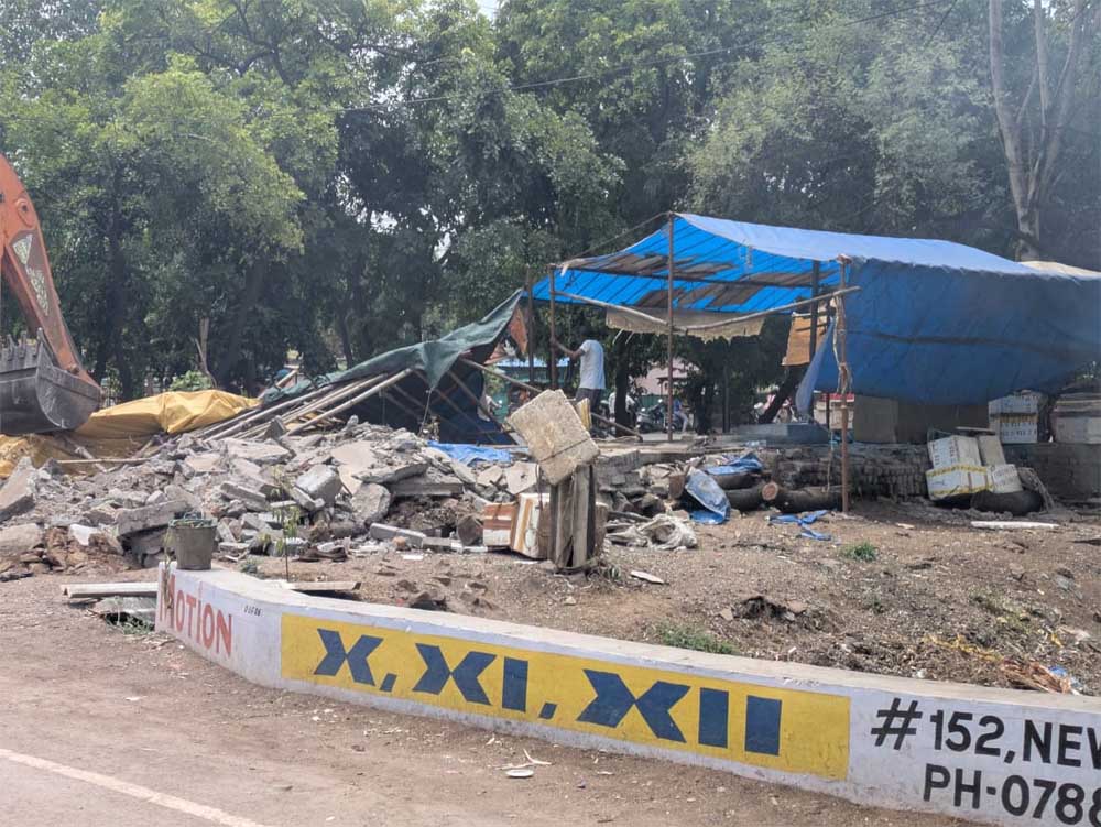 अतिक्रमणकारियों पर चला बुलडोजर, शासकीय भूमि को कराया गया खाली