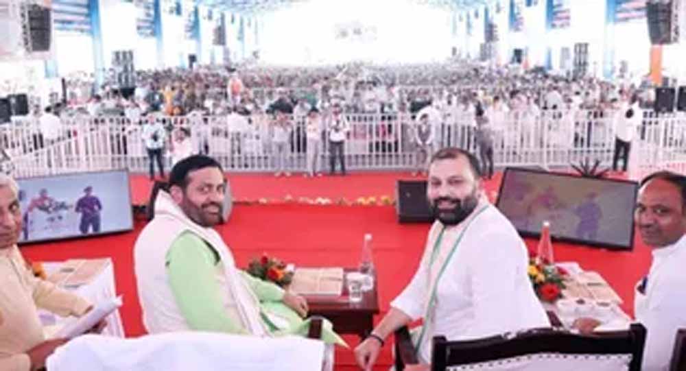 खादी को बढ़ावा देने की पहल, मुख्यमंत्री सैनी ने लाभार्थियों को सौंपी बी-बॉक्स और मशीनें