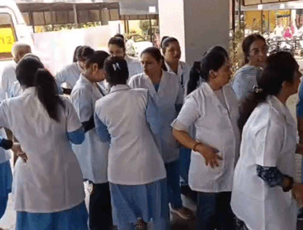 नर्सिंग कर्मियों में आक्रोश, रेणू भाटिया को पद से हटाने की मांग; हरियाणा में कामकाज प्रभावित