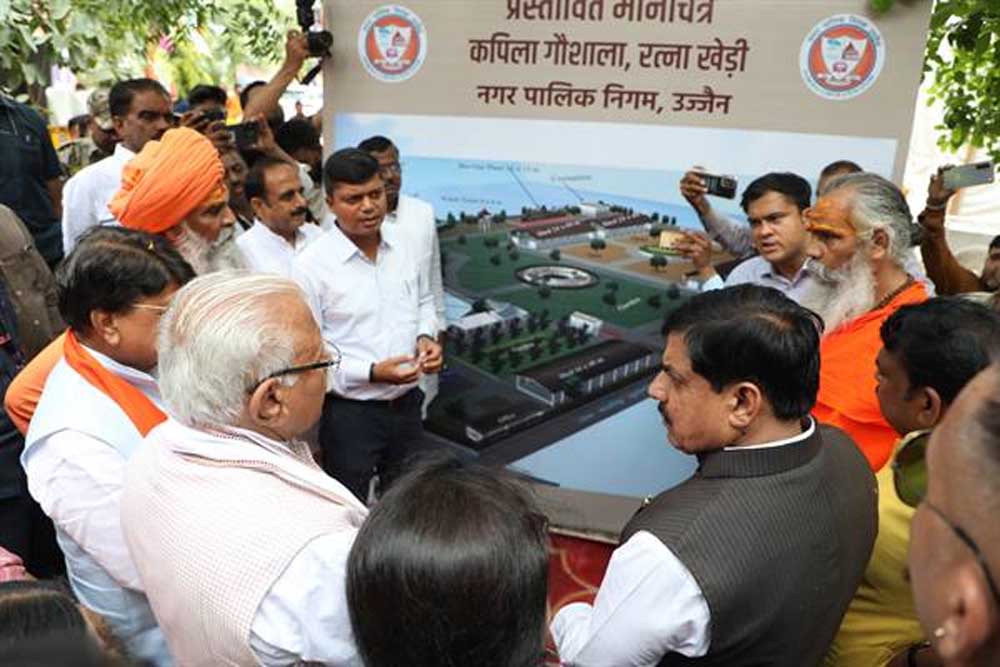 कपिला गौशाला पहुंचकर मुख्यमंत्री और केंद्रीय मंत्री ने गौसेवा का दिया संदेश