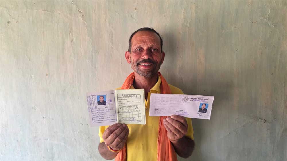 खेत में बैल चराते समय दर्ज कराई शिकायत, प्रशासन ने घर पहुंचकर खुलवाया बैंक खाता और बनवाया किसान क्र