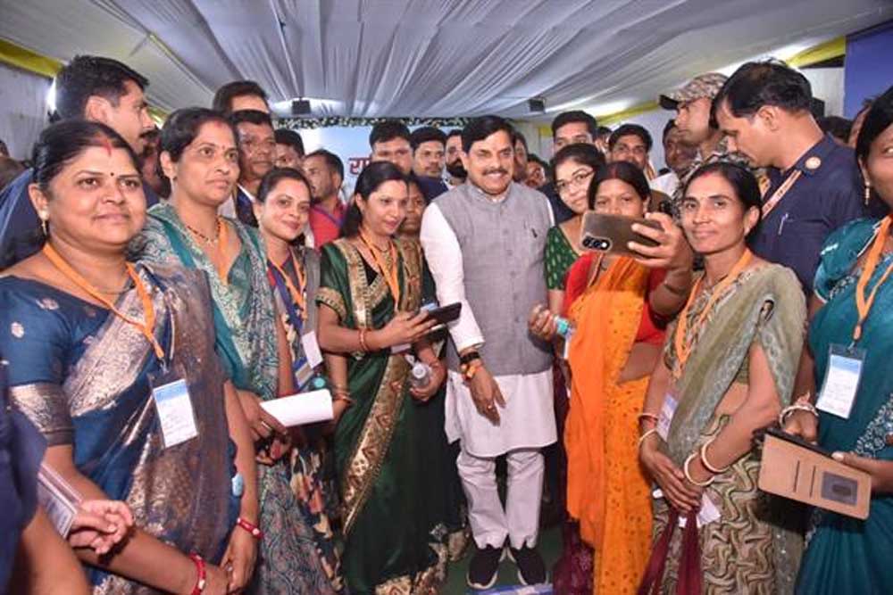मुख्यमंत्री डॉ. यादव ने कुकरू के सुप्रसिद्ध मावा का लिया स्वाद