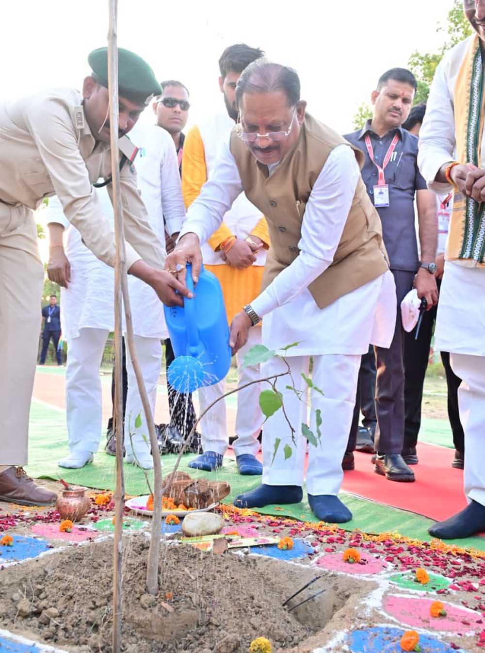 मुख्यमंत्री  विष्णु देव साय ने ‘एक पेड़ मां के नाम’ अभियान के तहत किया पीपल का पौधारोपण