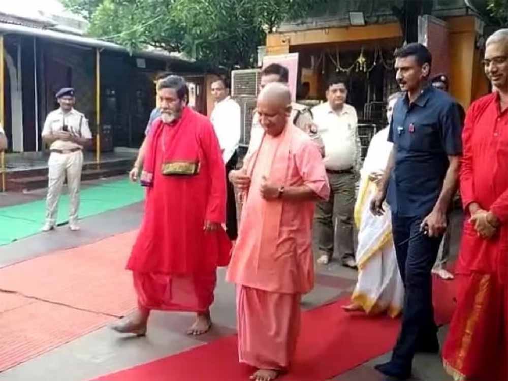 पीतांबरा पीठ में यूपी के दिग्गज नेताओं का दर्शन, CM योगी और केशव मौर्य ने टेका माथा