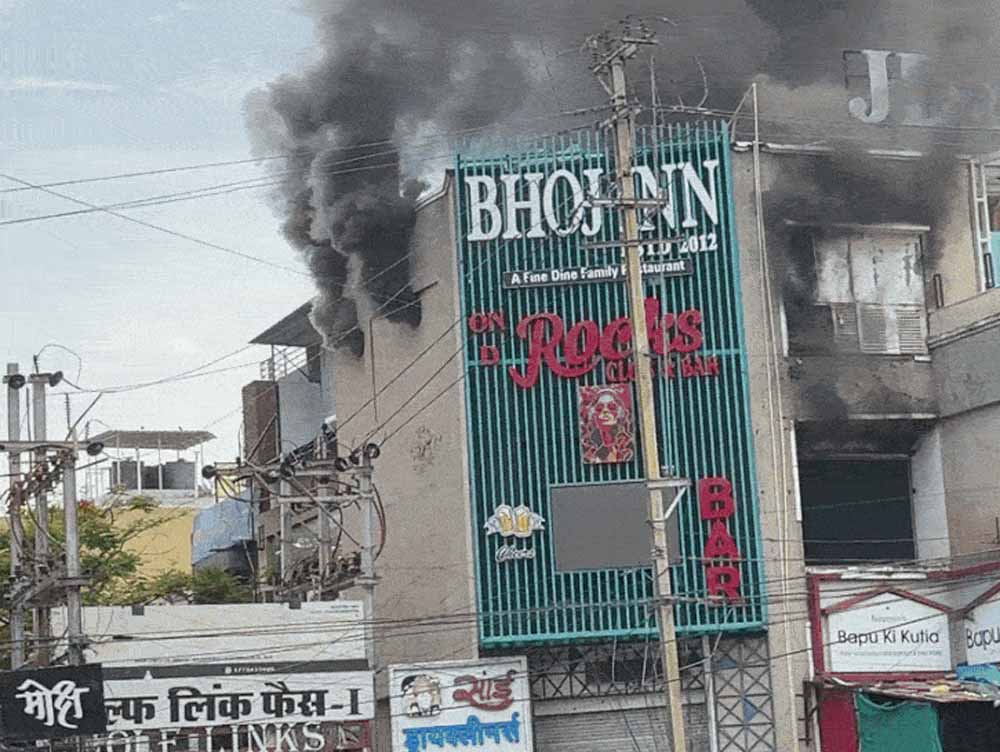 भोपाल में आग का तांडव: रेस्टोरेंट से उठीं ऊंची लपटें, रेस्क्यू के लिए तोड़नी पड़ी दीवार
