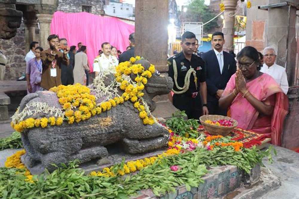 राष्ट्रपति  मुर्मु ने ओंकारेश्वर तीर्थ और ज्योतिर्लिंग ममलेश्वर के दर्शन कर किया अभिषेक