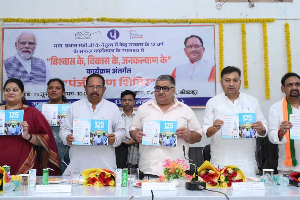 पर्यटन एवं संस्कृति मंत्री  राजेश अग्रवाल ने किया स्टॉलों का निरीक्षण, नागरिकों से संवाद कर योजनाओं