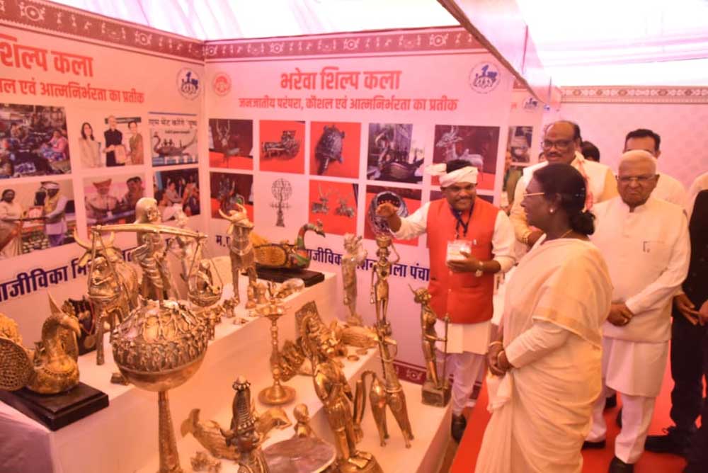 राष्ट्रपति ने प्रदर्शनी स्टॉल में प्रदर्शित उत्पादों का किया अवलोकन