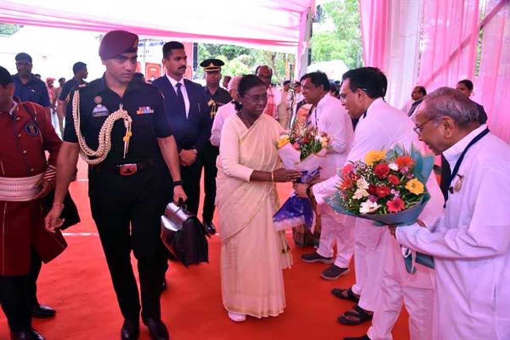 राष्ट्रपति  मुर्मु का बैतूल प्रथम आगमन पर परम्परागत लोक नृत्य की प्रस्तुति से किया स्वागत