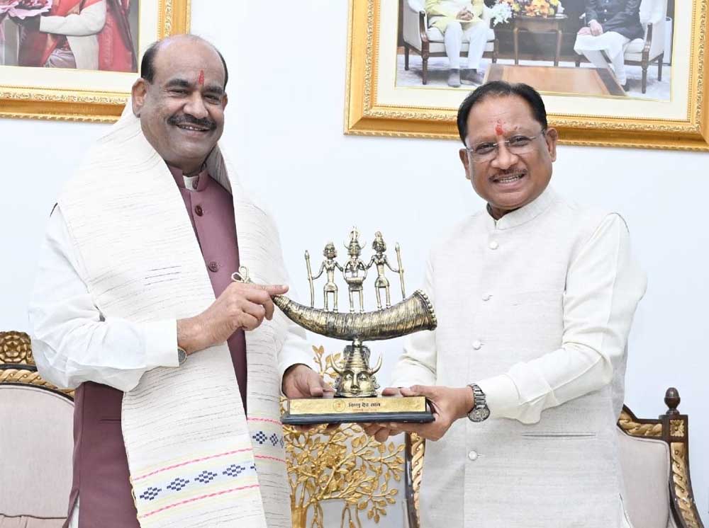 मुख्यमंत्री  विष्णुदेव साय ने शॉल, स्मृति-चिन्ह एवं बस्तर दशहरा पर आधारित कॉफी टेबल बुक भेंट कर किय