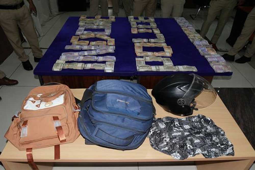 22 लाख 60 हजार रुपए नगद, लूट की रकम से खरीदी गई कार एवं अन्य सामग्री जप्त