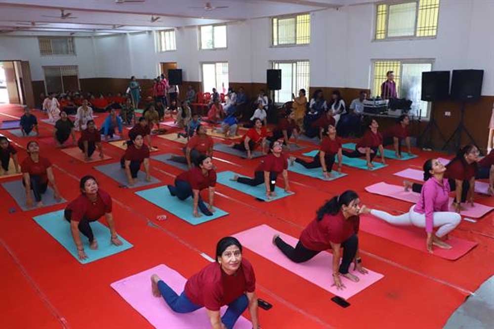 अंतर्राष्ट्रीय योग दिवस पर पुलिस परिवार ने किया सामूहिक योगाभ्यास