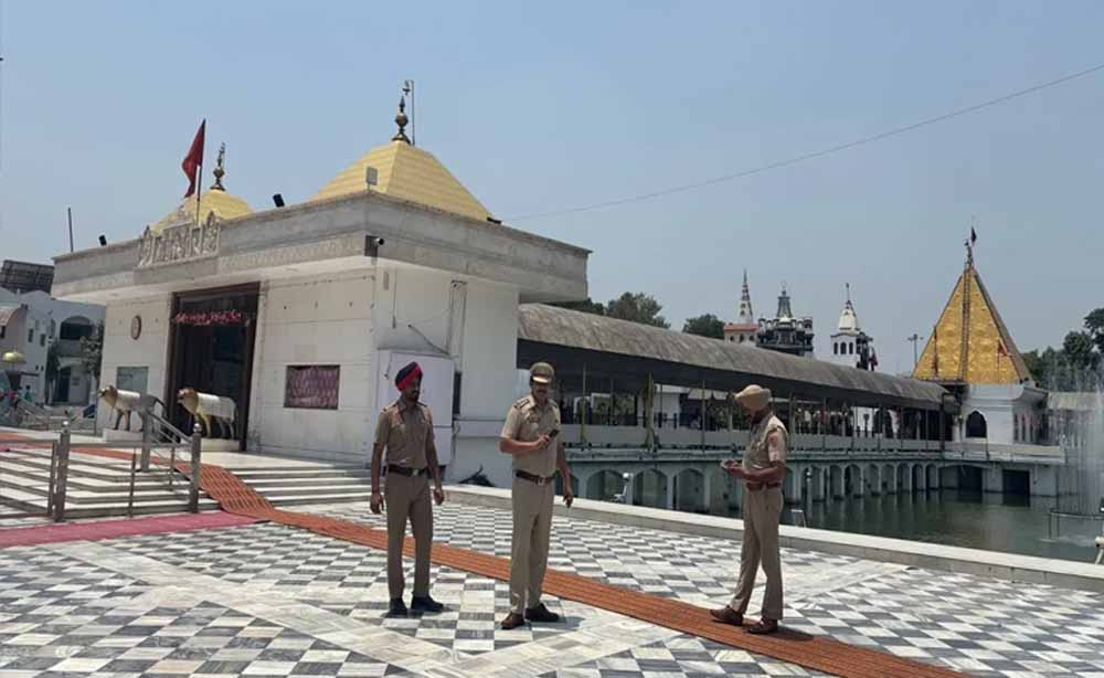 धार्मिक स्थलों को उड़ाने की धमकी के बाद बढ़ी चौकसी, मुक्तेश्वर धाम में सुरक्षा के कड़े इंतजाम