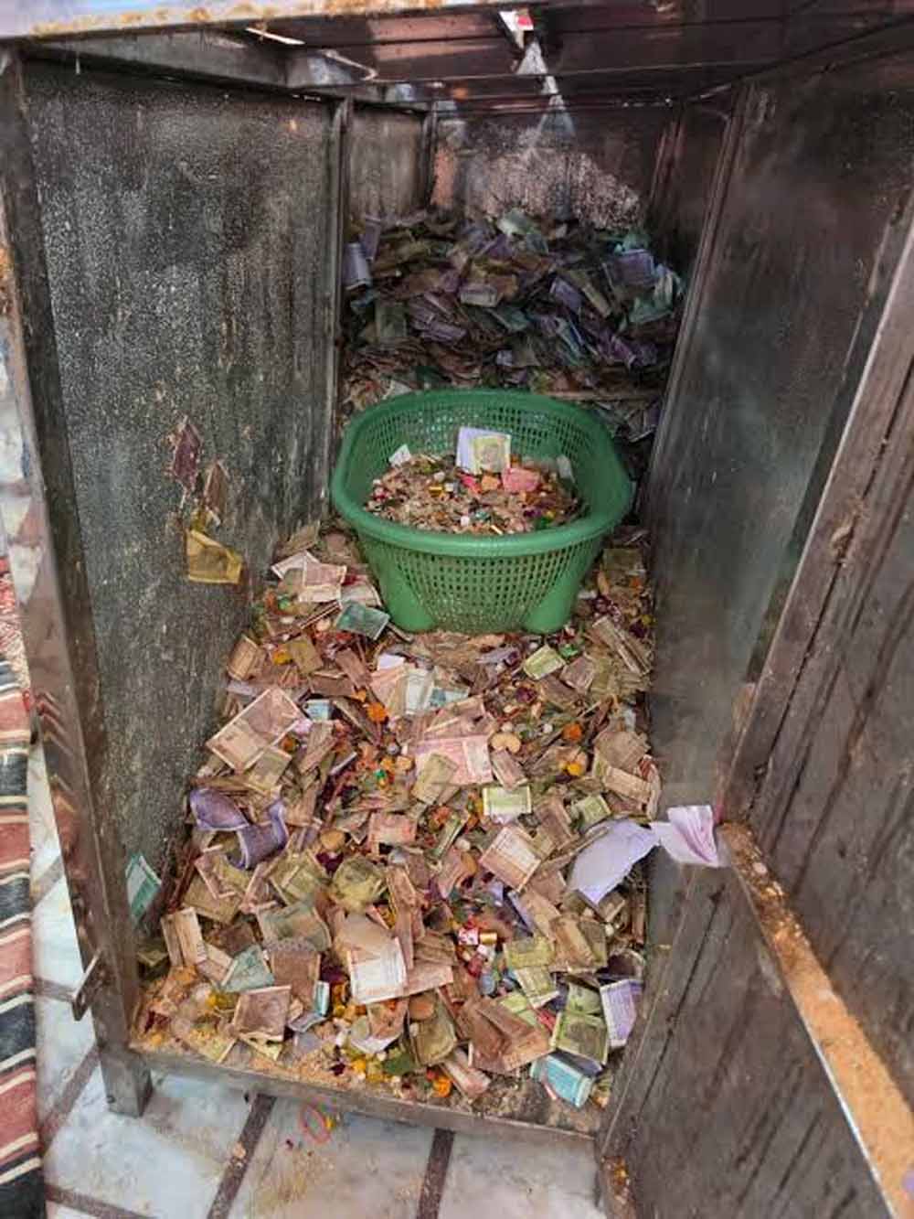 श्याम भक्तों की आस्था का सैलाब, मंदिर के दानपात्रों में मिले करोड़ों रुपये, जेवर और विदेशी मुद्रा