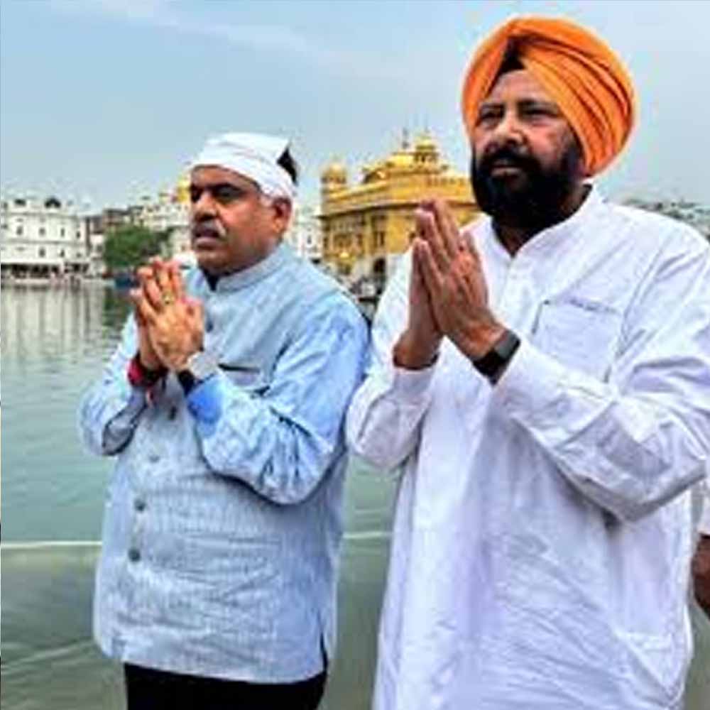 श्री हरमंदिर साहिब पहुंचे तरुण चुघ और केवल सिंह ढिल्लों, की अरदास और सेवा