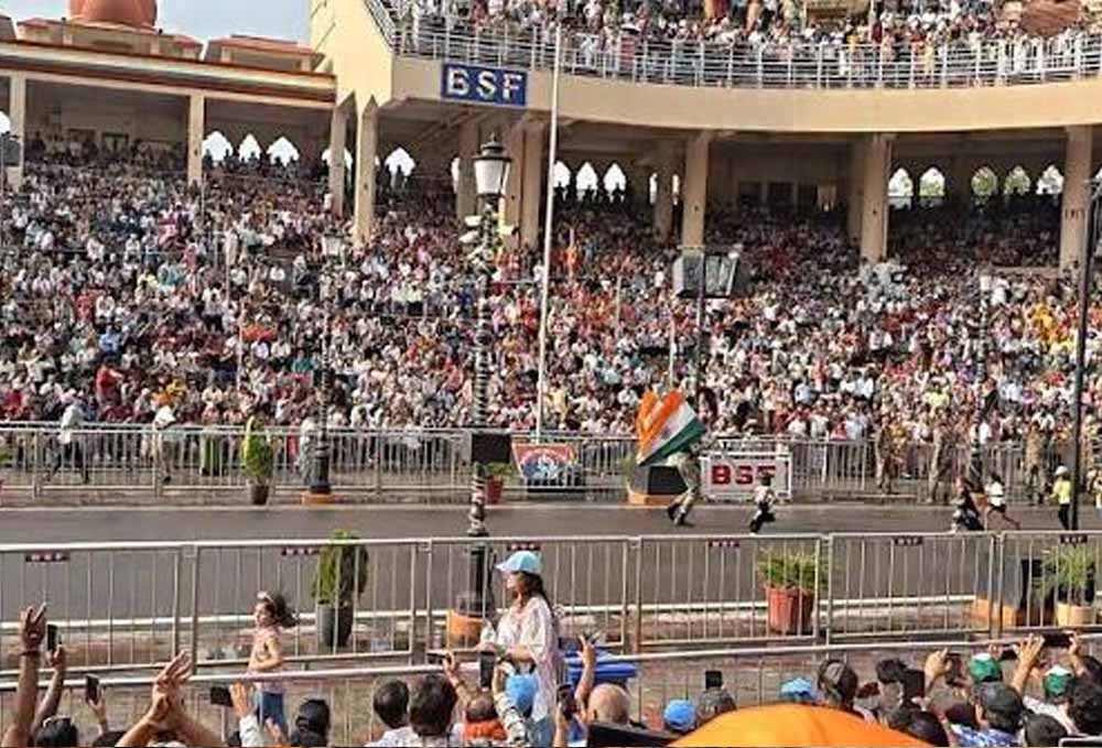 सीमा पर योग का संदेश, अटारी-वाघा बॉर्डर पर BSF संग हजारों लोगों ने किया अभ्यास