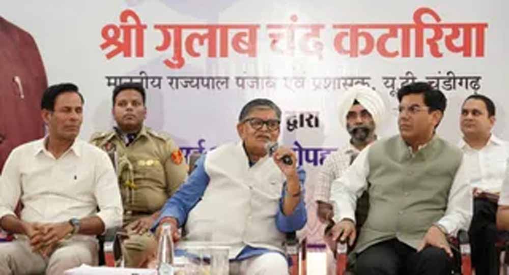 स्कूल पहुंचे चंडीगढ़ के प्रशासक, मलोया में पैरेंट्स ने शिकायतों की लगा दी झड़ी