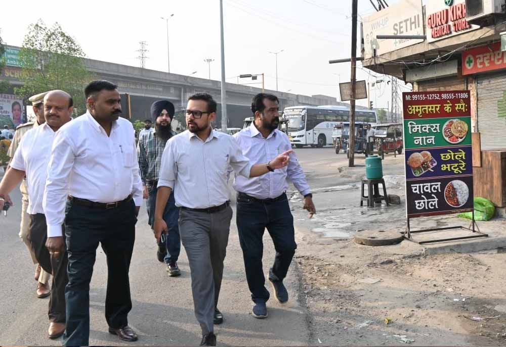 लुधियाना के नए निगम कमिश्नर का एक्शन मोड, चार्ज लेते ही शहर की सड़कों पर पहुंचे