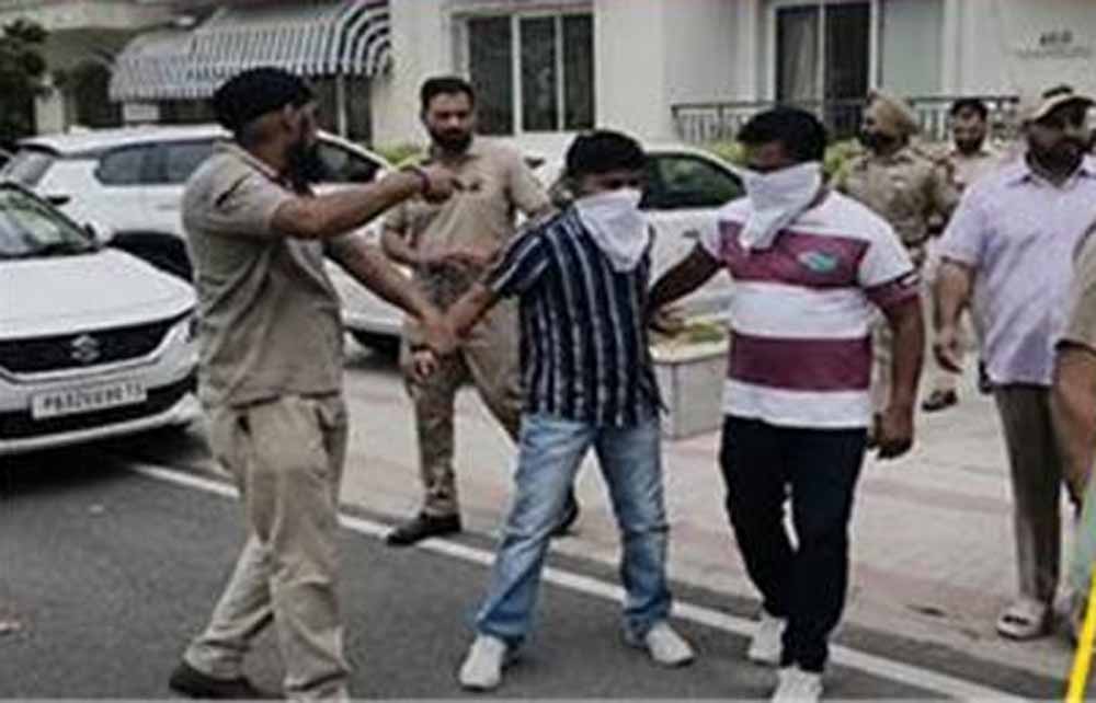 जम्मू-कश्मीर और पंजाब पुलिस की बड़ी रेड, हथियार व ड्रग्स के साथ 2 आरोपी दबोचे गए