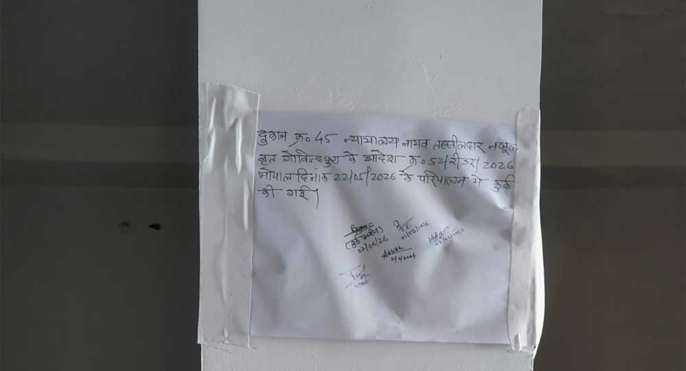 बड़ी प्रशासनिक कार्रवाई: हर्षवर्धन दीक्षित की संपत्तियों पर चला राजस्व विभाग का डंडा, दुकानें कुर्क