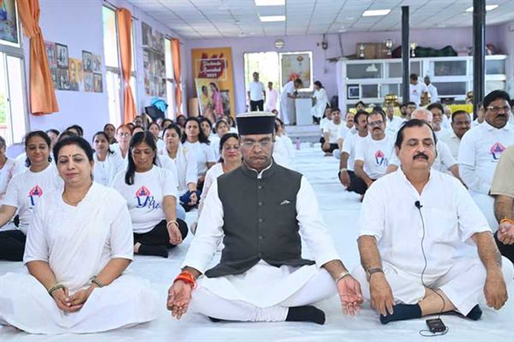 केंद्रीय रक्षा राज्य मंत्री सेठ एवं मंत्री सारंग के साथ हजारों युवाओं ने किया योग