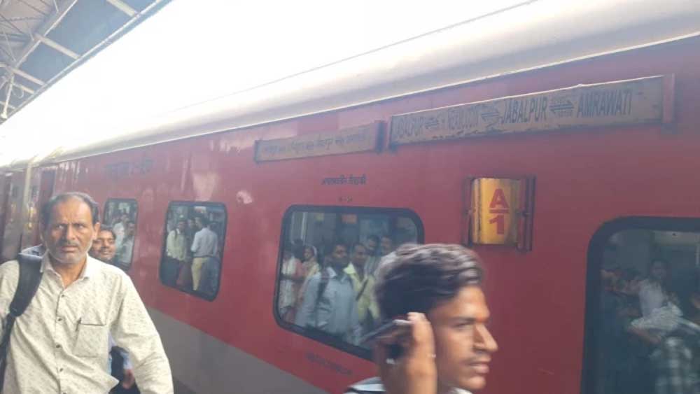 रेलवे की लापरवाही से यात्रियों में भ्रम, अनाउंसमेंट और ट्रेन में निकला अंतर