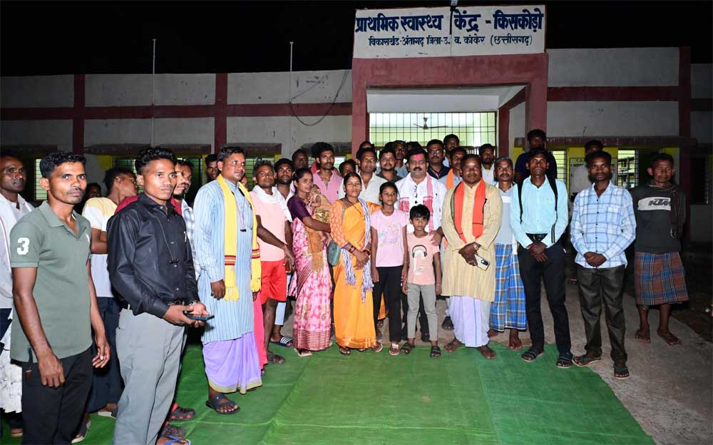 उप मुख्यमंत्रीशर्मा पहुंचे नक्सलियों की मांद कहलाने वाले ग्राम किसकोड़ो, ग्रामीणों के साथ जमीन पर ब