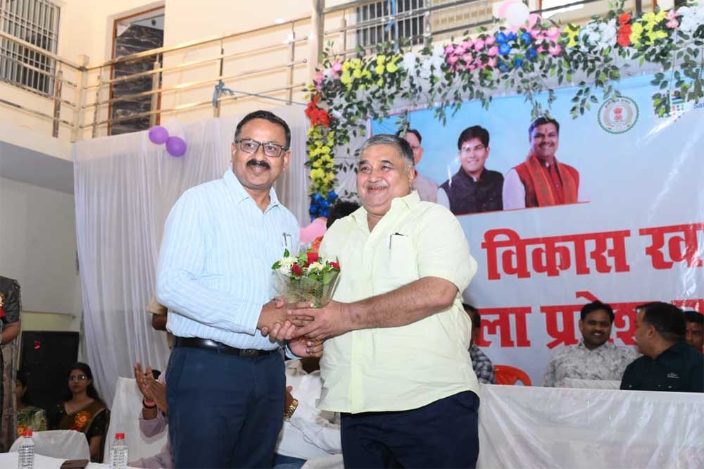 लखनपुर में शाला प्रवेश उत्सव में नवप्रवेशी विद्यार्थियों का आत्मीय स्वागत