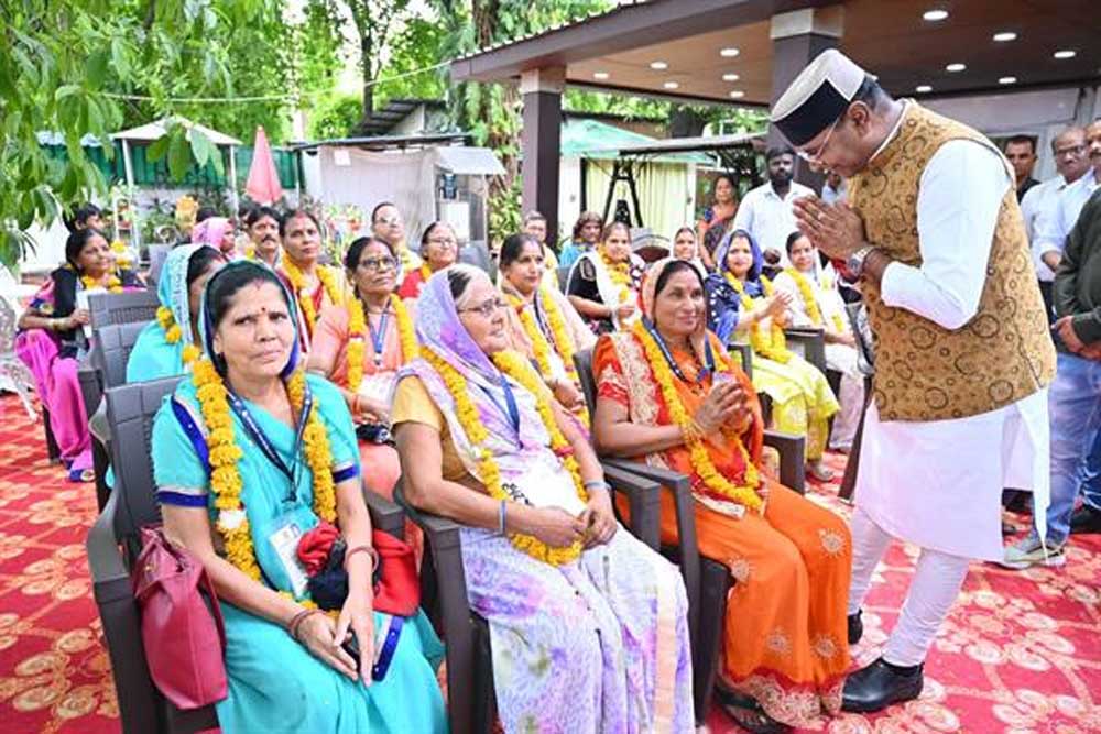 मंत्री  सारंग ने लाभार्थियों को वितरित किए यात्रा टिकट