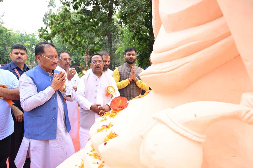 फॉरेस्ट रेस्ट हाउस "राम वाटिका" में स्थापित भगवान  राम की प्रतिमा को नमन कर प्राप्त किया आशीर्वाद