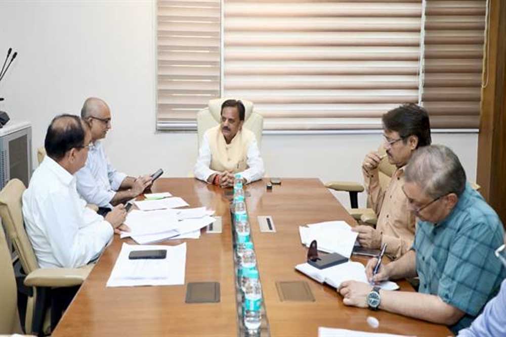स्वास्थ्य अधोसंरचना विकास कार्य समय-सीमा में गुणवत्ता के साथ पूरे किए जाएँ : उप मुख्यमंत्री शुक्ल