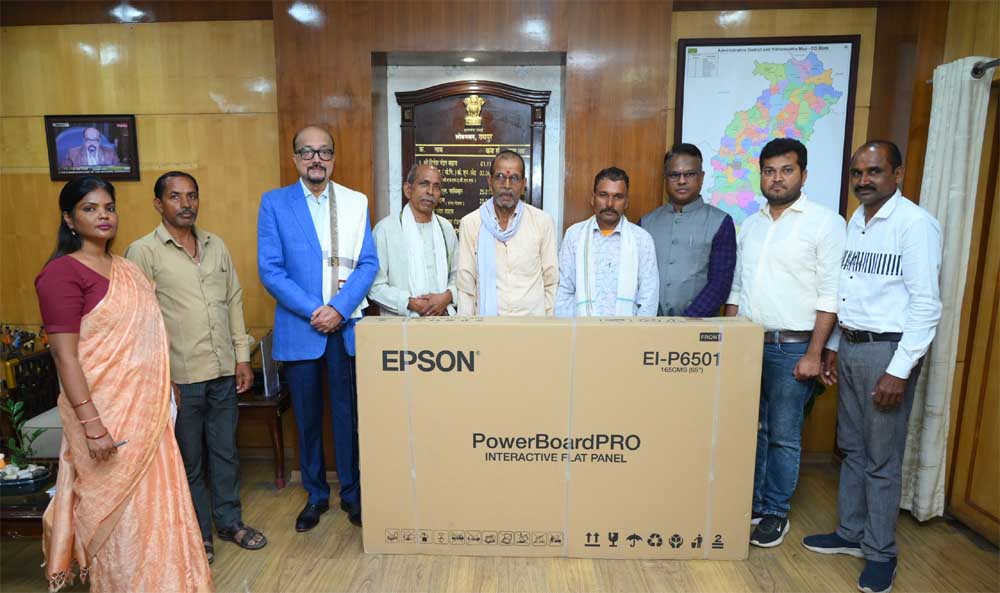 राज्यपाल डेका ने मरका गांव के स्कूल को दिए डिजिटल बोर्ड