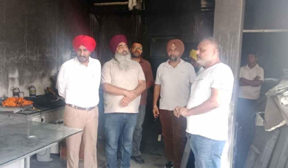 पीड़ित दुकानदार को दिलासा, धमोली और SDM पहुंचे मौके पर, हालात का किया आकलन