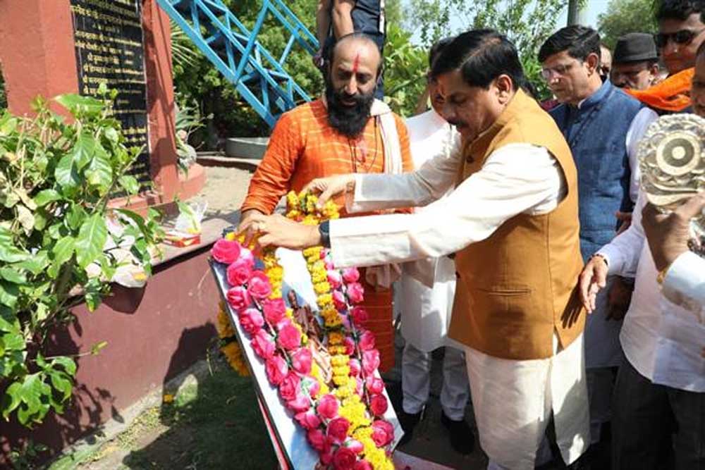 मुख्यमंत्री ने वीरांगना रानी लक्ष्मीबाई के बलिदान दिवस पर इंदौर में किया माल्यार्पण
