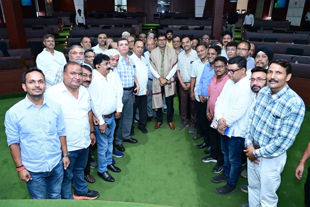 कॉलोनियों से जुड़ी समस्याओं, नागरिक सुविधाओं एवं आवासीय परियोजनाओं के मुद्दों पर हुई विस्तृत चर्चा