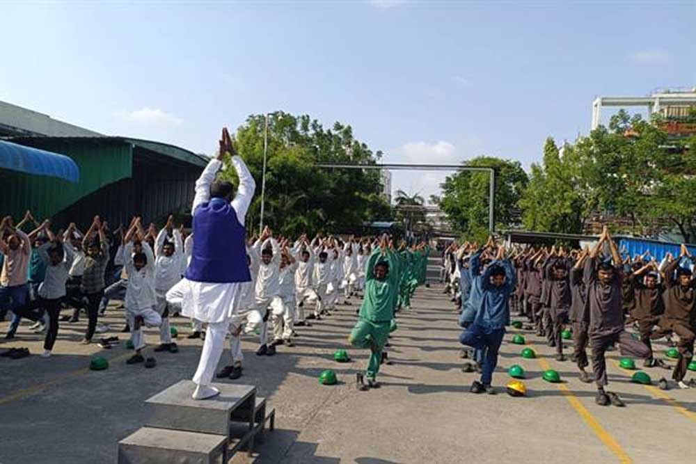 अंतर्राष्ट्रीय योग दिवस पर 15 हजार से अधिक श्रमिकों ने किया सामूहिक योगाभ्यास