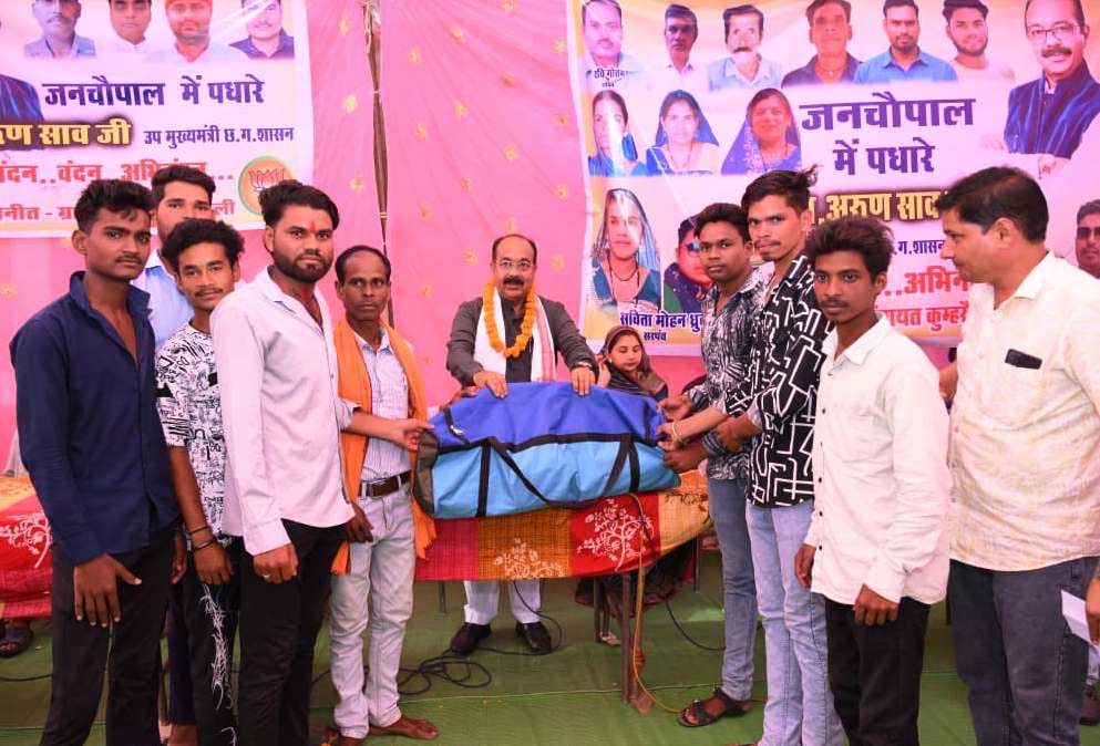 56 लाख रुपए के विकास कार्यों की घोषणा की, युवाओं को दिए क्रिकेट किट