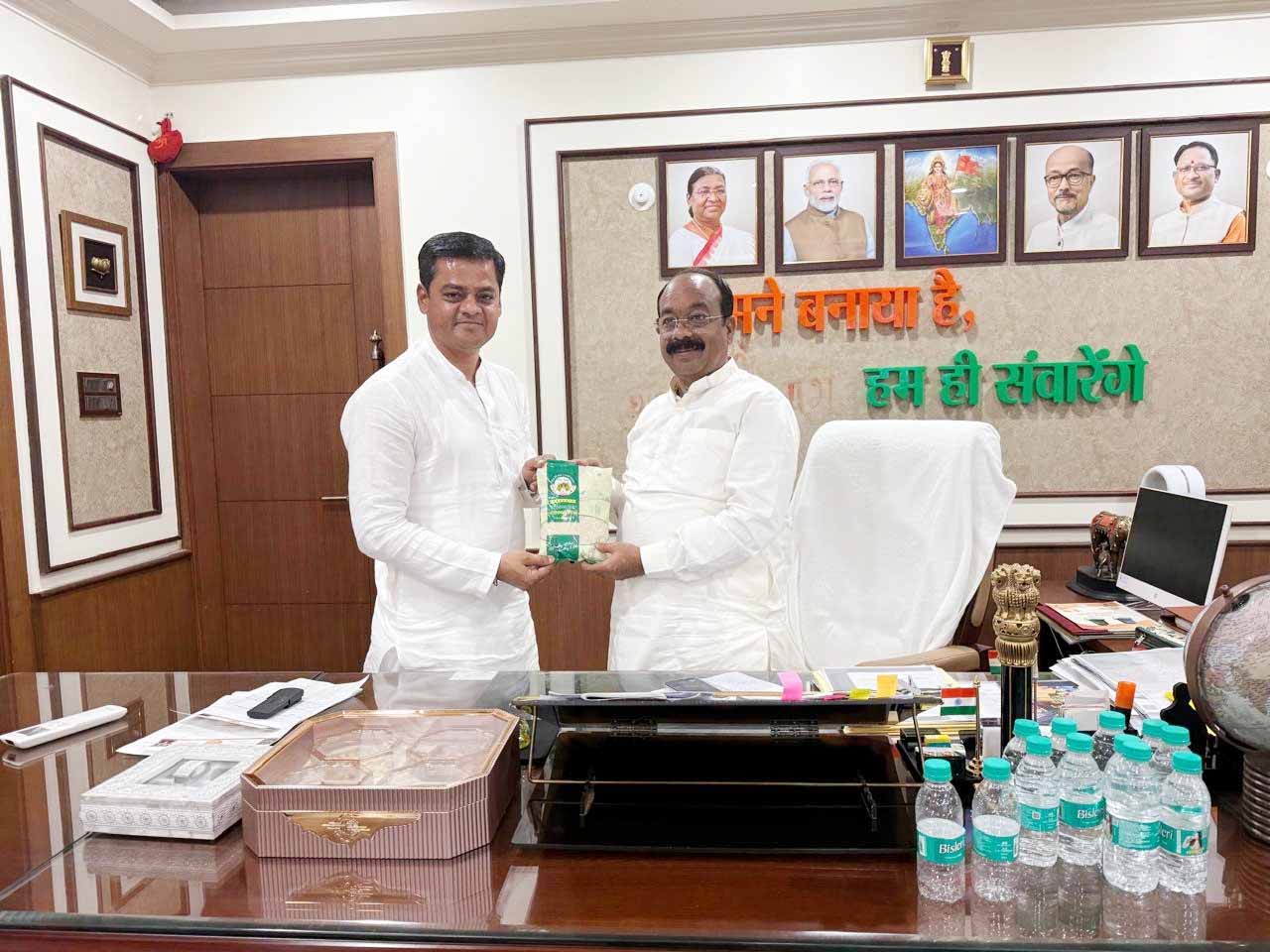 महिला स्व-सहायता समूहों की अनूठी पहल, डिप्टी सीएम अरुण साव को भेंट किया गया विशेष चावल