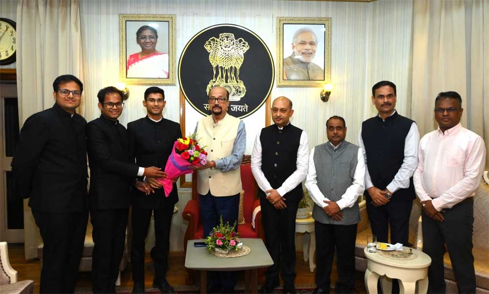 राज्यपाल से परिवीक्षाधीन आईएएस अधिकारियों ने की सौजन्य भेंट