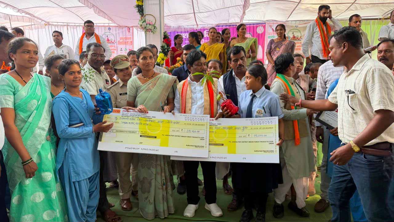 बस्तर की बेटियों की बड़ी उड़ान, रुद्राणी और डालेश्वरी बनीं अंचल की नई पहचान