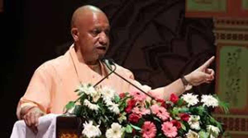 आजमगढ़ में सीएम योगी का हमला, विकास परियोजनाओं के साथ सियासी बयानबाज़ी तेज