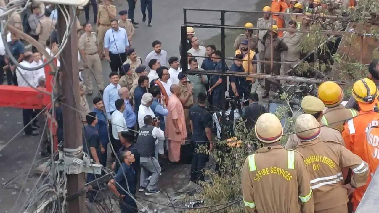 लखनऊ आग हादसे से नाराज CM योगी, अधिकारियों को लगाई फटकार; जिम्मेदारों पर गिर सकती है गाज