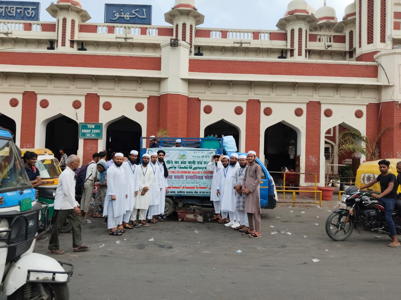 भीषण गर्मी में पयाम-ए-इंसानियत ने दिखाई इंसानियत की राह; राहगीरों और पुलिसकर्मियों को पिलाया ठंडा श