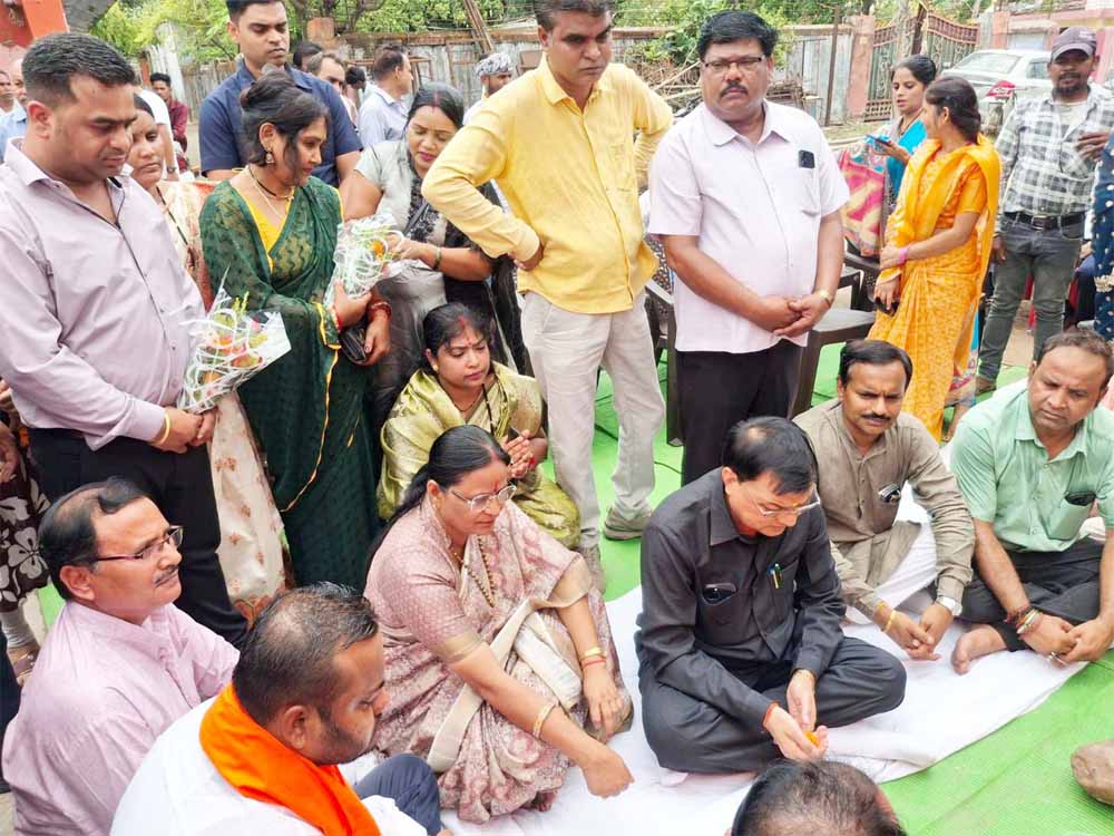 उद्योग मंत्री लखनलाल देवांगन ने सड़क डामरीकरण का कार्य प्रारंभ कराया
