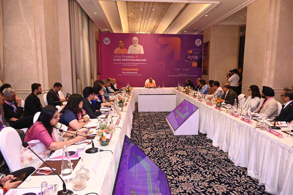 बेंगलुरु में “उत्तर प्रदेश ग्लोबल ग्रोथ डायलॉग 2026” के तहत रोडशो में बिजनेस लीडर्स को संबोधित किया