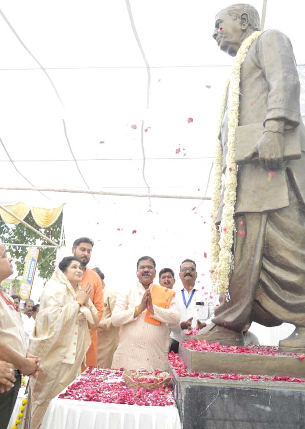राज्यमंत्री  गौर ने प्रतिमा का अनावरण कर अर्पित की पुष्पांजलि