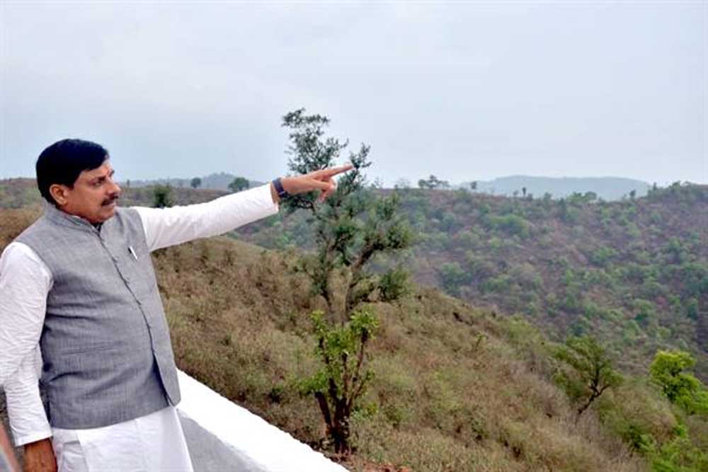 मुख्यमंत्री अभिभूत हुए कुकरू की प्राकृतिक छटा से पर्यटन विकास की संभावनाओं पर की चर्चा
