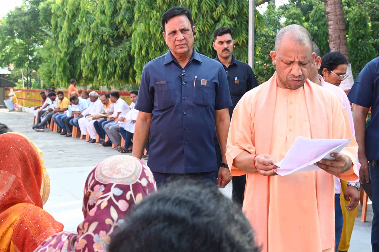 मुख्यमंत्री योगी आदित्यनाथ ने गोरखनाथ मंदिर में किया जनता दर्शन, 200 लोगों की सुनीं समस्याएं